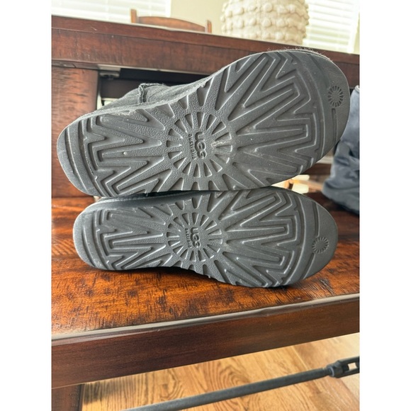 UGG Classic Short Boots Black - Picture 5 of 9